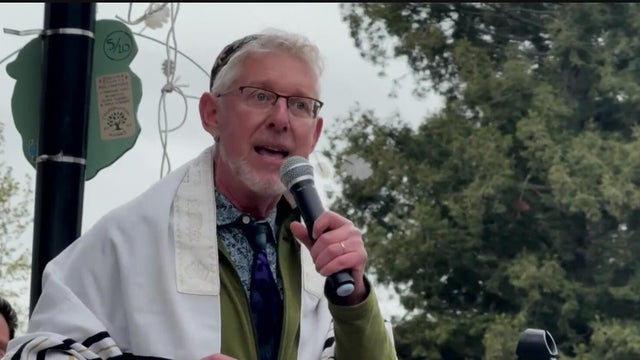 Rabbi Irwin Keller of Congregation Ner Shalom speaks at rally. 